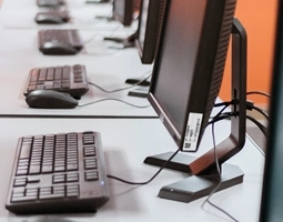 Felhasználási területek tekercses címkenyomda adattábla címke